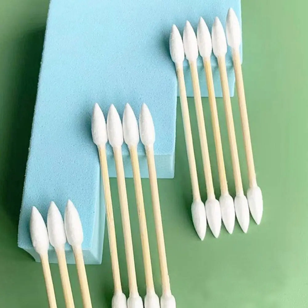100 Pcs Double-Pointed Natural Cotton Buds with Bamboo Sticks – Precise Cleaning and Beauty Tool