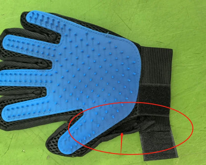 Pet Grooming Glove – Deshedding & Bath Brush for Cats and Dogs – Soft Silicone & Adjustable Fit